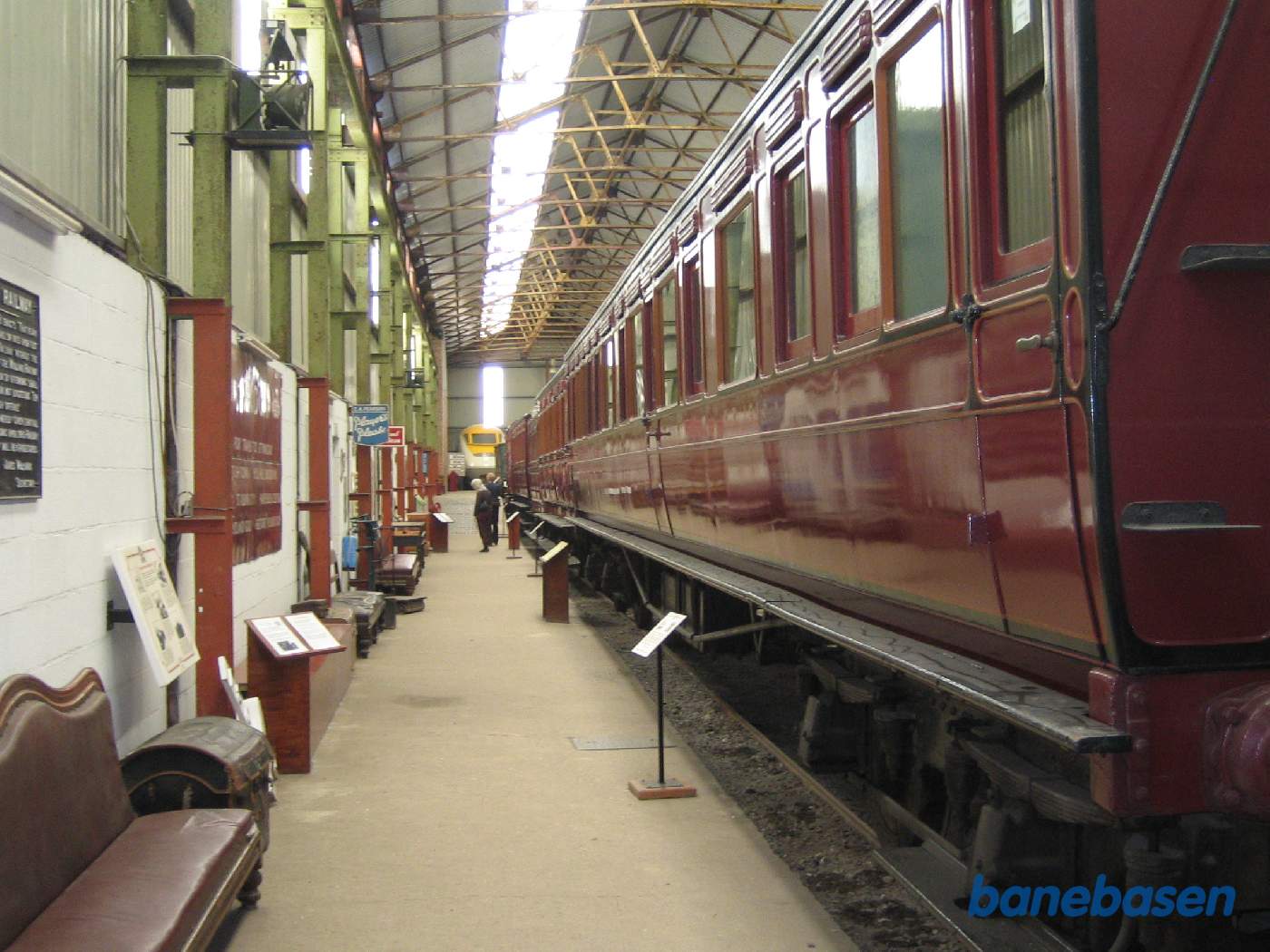 I den store udstillingshal er der mange flotte vogne