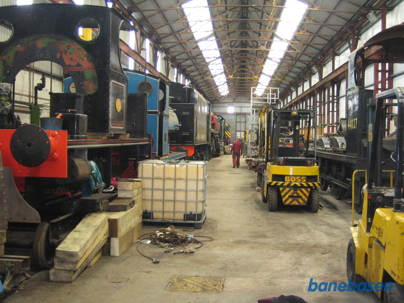 I hallen ved siden af, kan medlemmerne restaurere deres lokomotiver