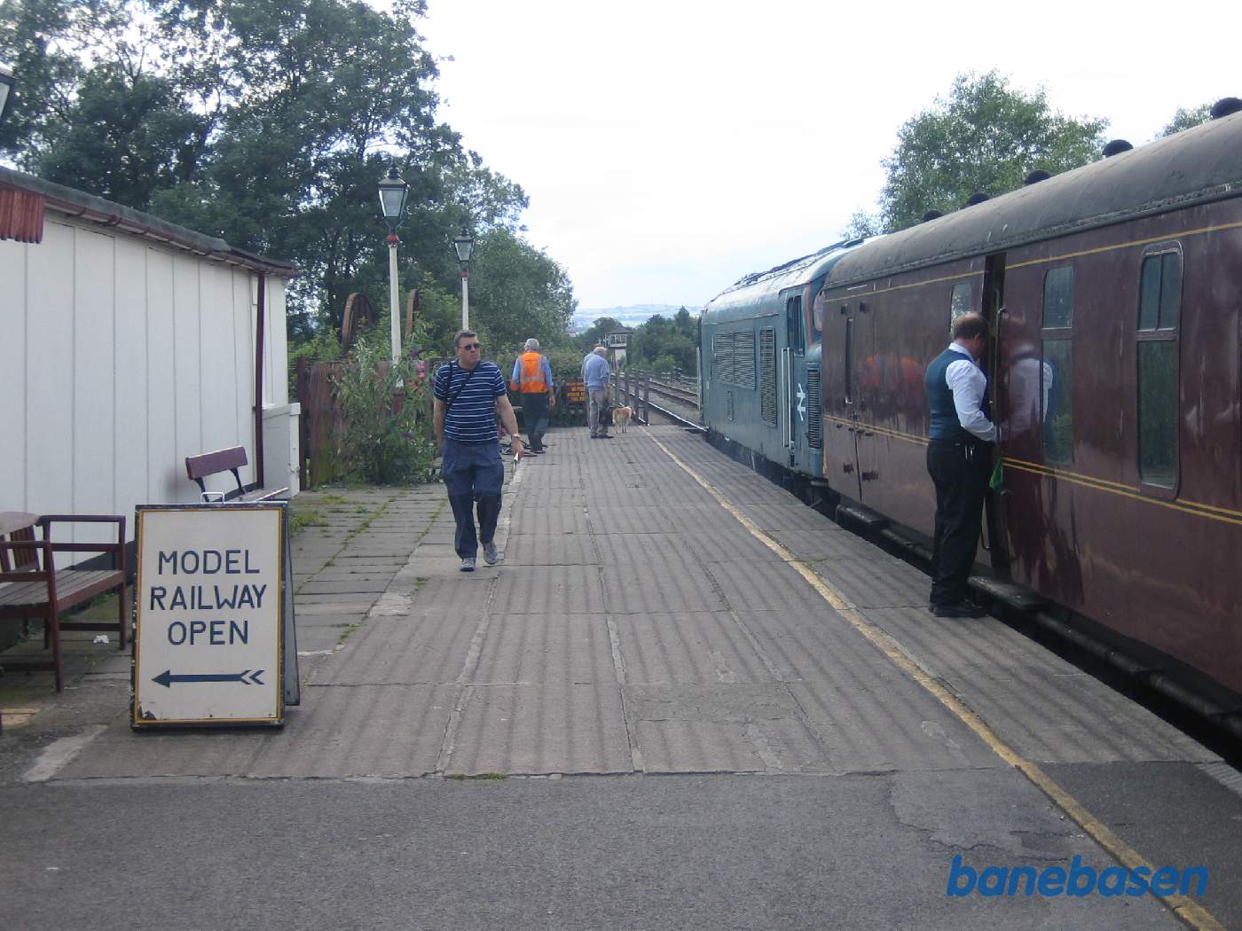 Et persontog er netop ankommet fra Swanwick Junction