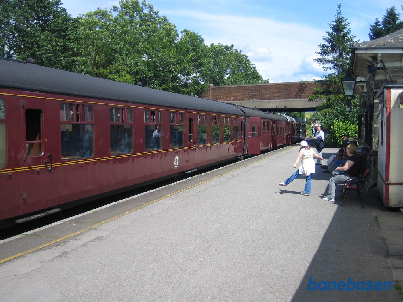 Et persontog er netop ankommet fra Swanwick Junction