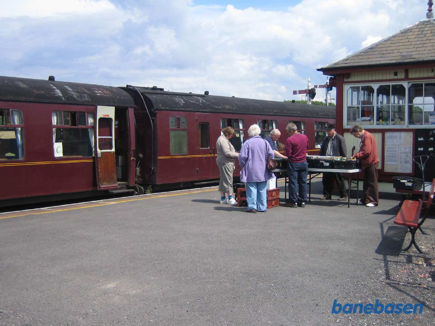 Persontoget ved perron, signalhuset inde til højre