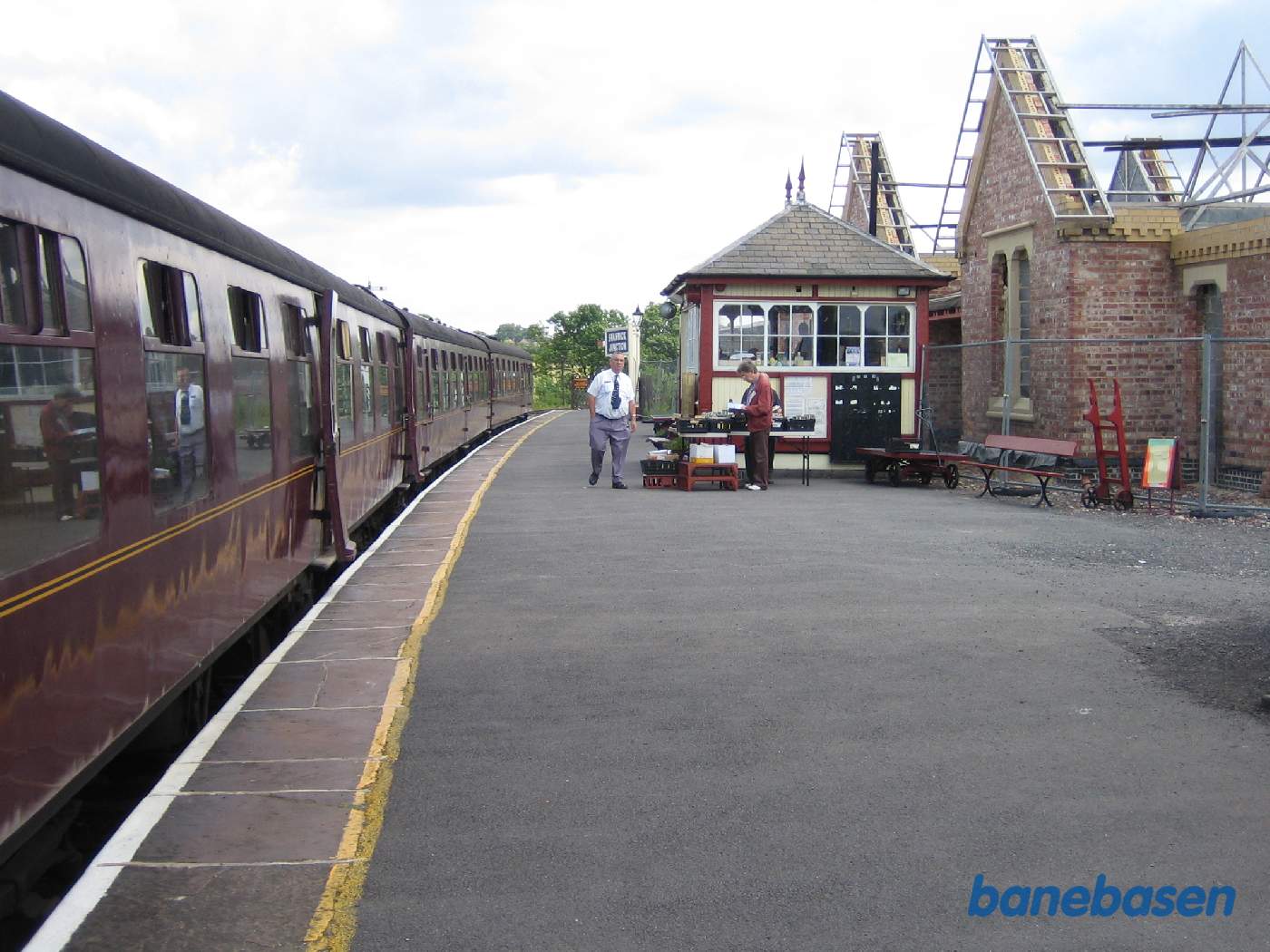 Perronen med persontoget til venstre og den kommende stationsbygning til højre. Signalhuset midt på perronen