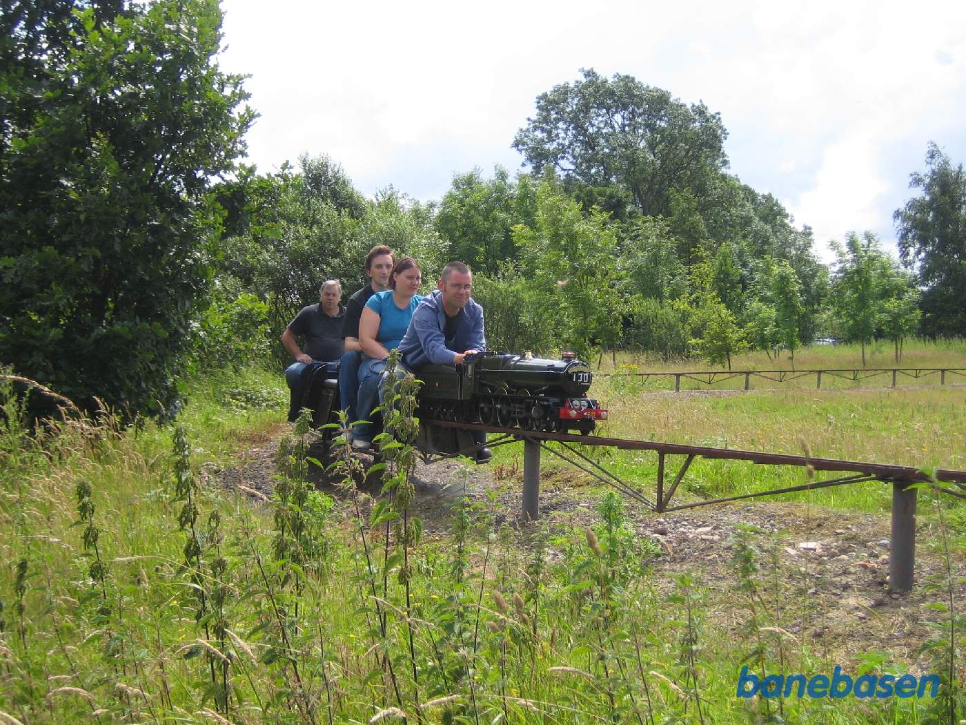 Ud over normalsporet og 2 fod GVLR banen, er der også modeltog, hvorpå man kan sidde på vognene