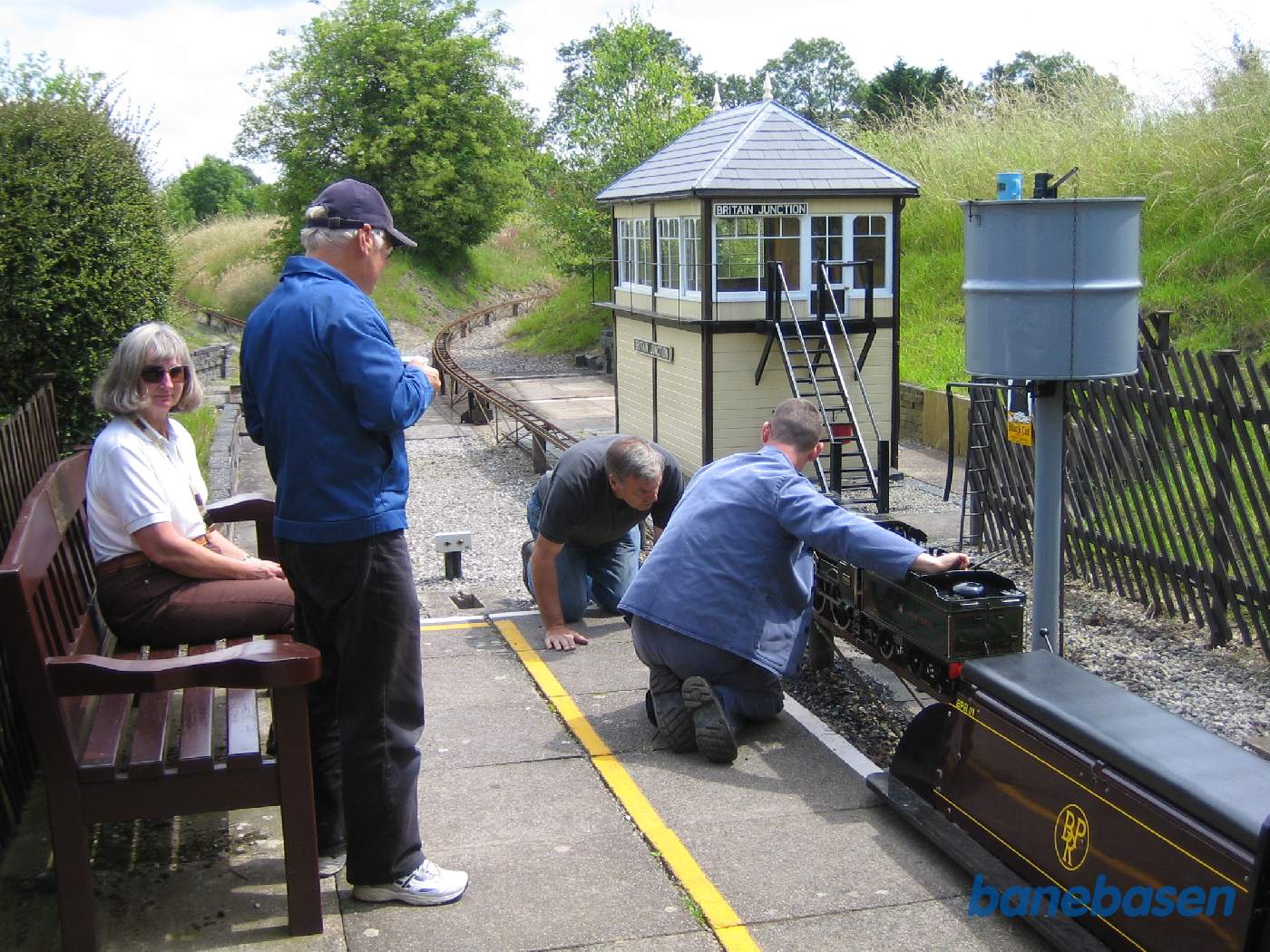 Her er stationen, hvor man køber billet og stiger på toget