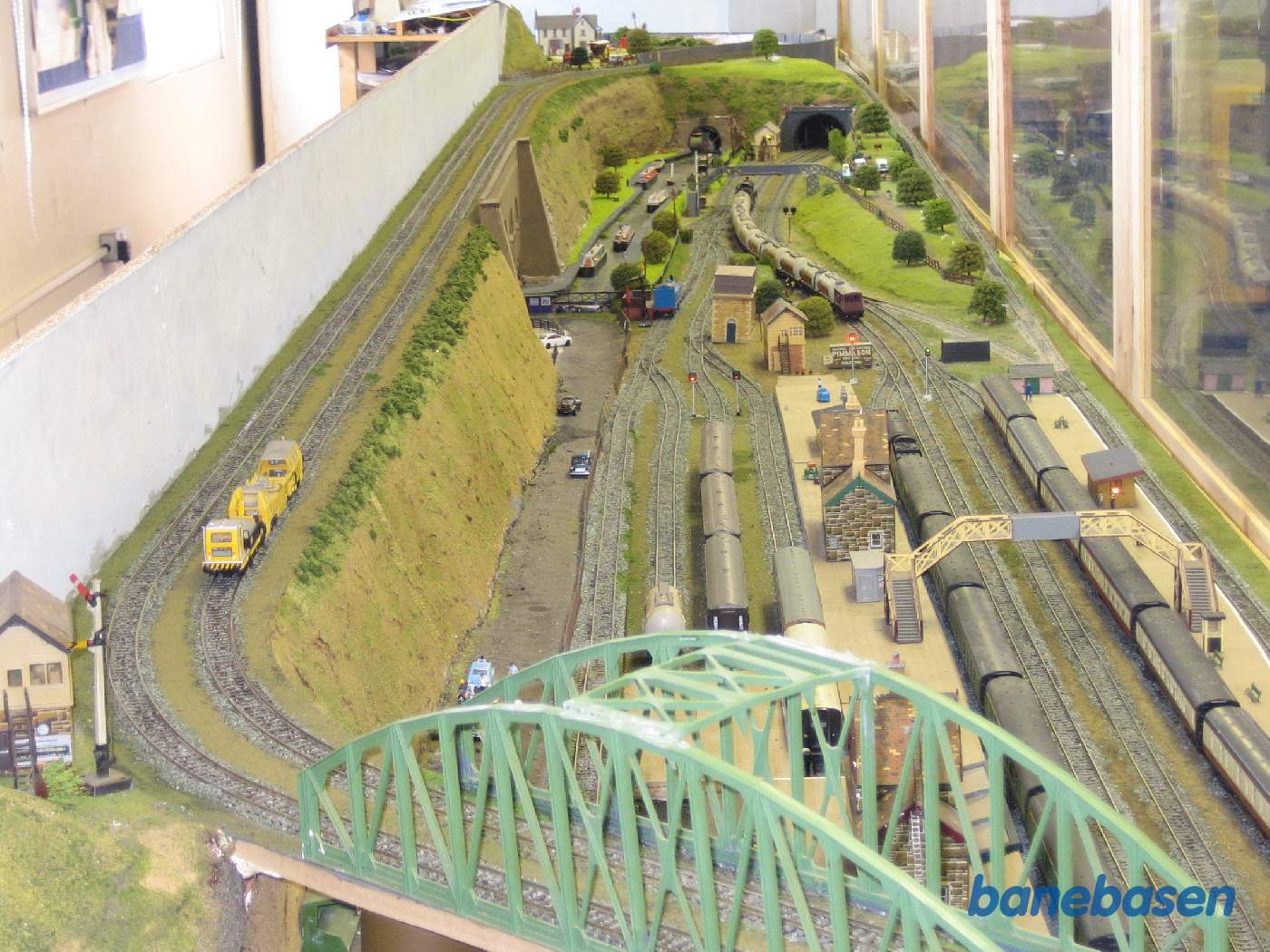 For modelbanefolket er der 2 forskellige modeljernbaner, hvor der kører tog i skala 1:87 (H0)