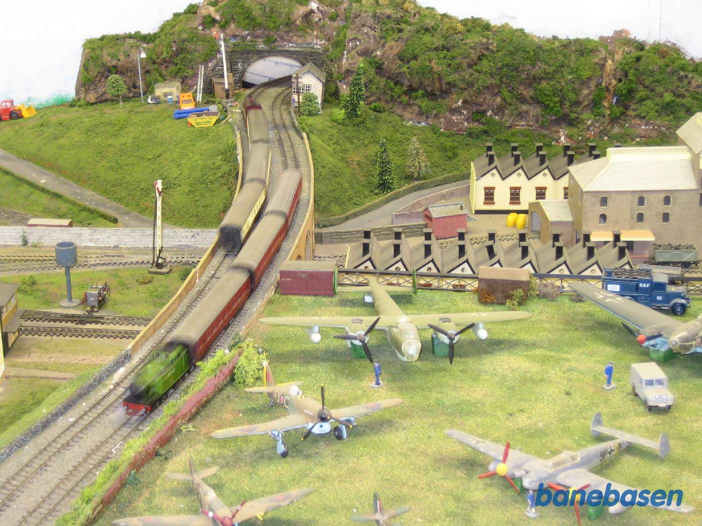 For modelbanefolket er der 2 forskellige modeljernbaner, hvor der kører tog i skala 1:87 (H0)