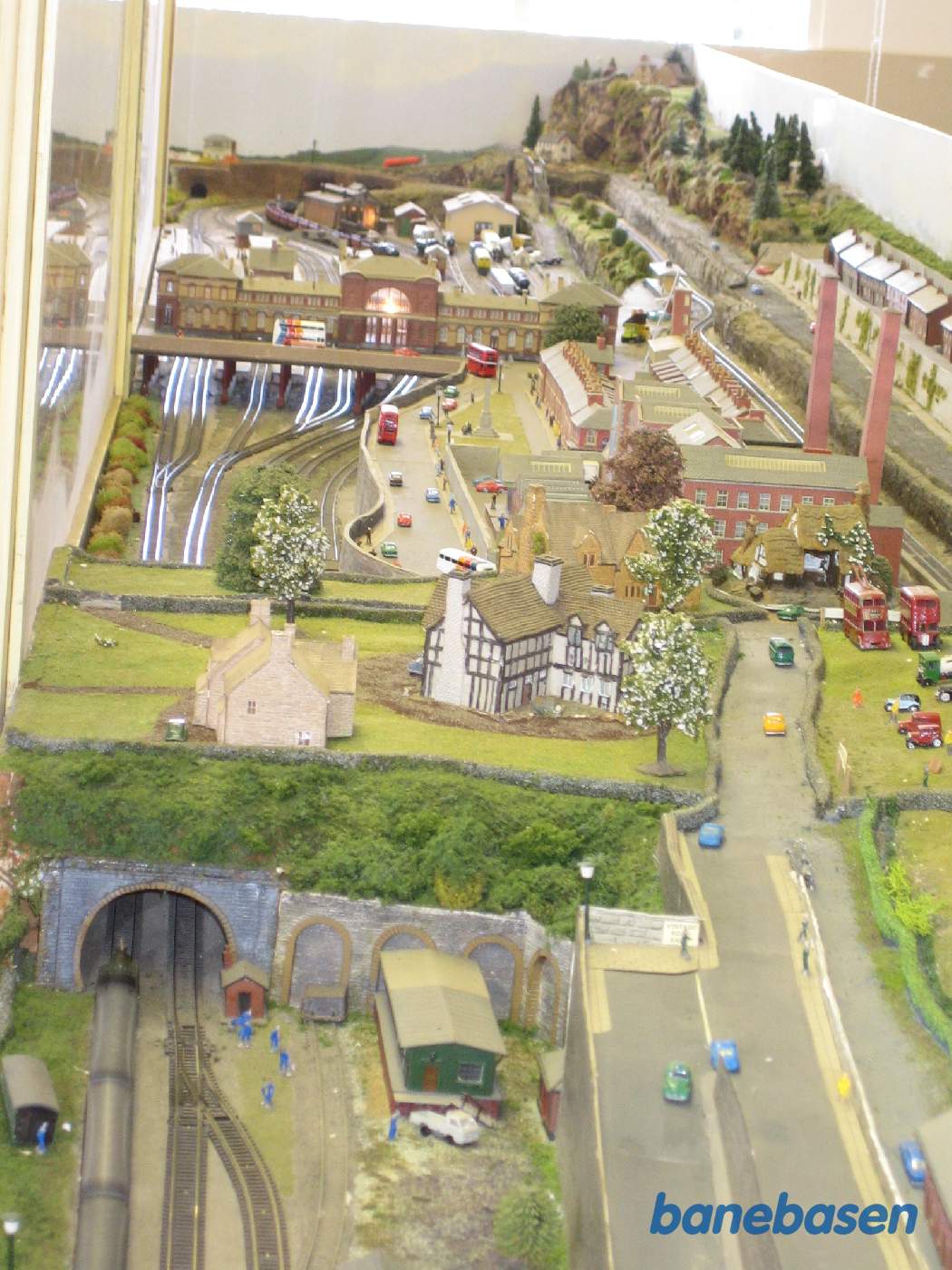 For modelbanefolket er der 2 forskellige modeljernbaner, hvor der kører tog i skala 1:87 (H0)