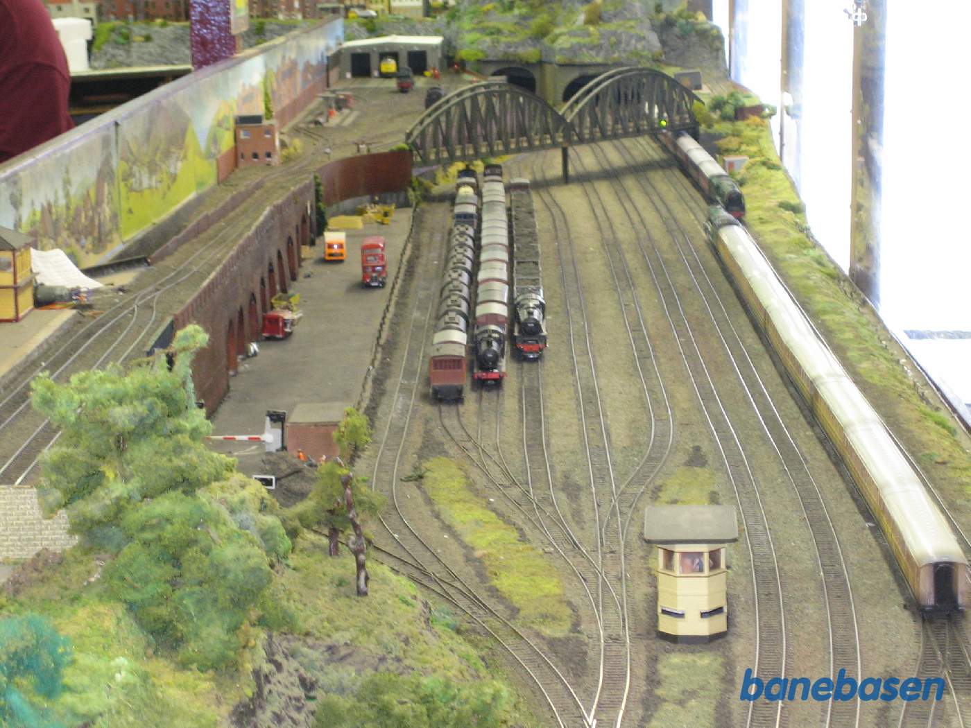 For modelbanefolket er der 2 forskellige modeljernbaner, hvor der kører tog i skala 1:87 (H0)