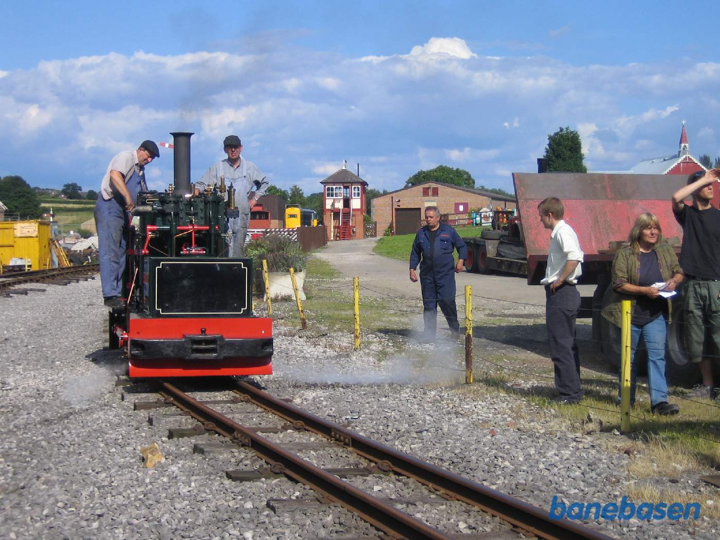 Det lille damplokomotiv gøres klar til hjemtransport