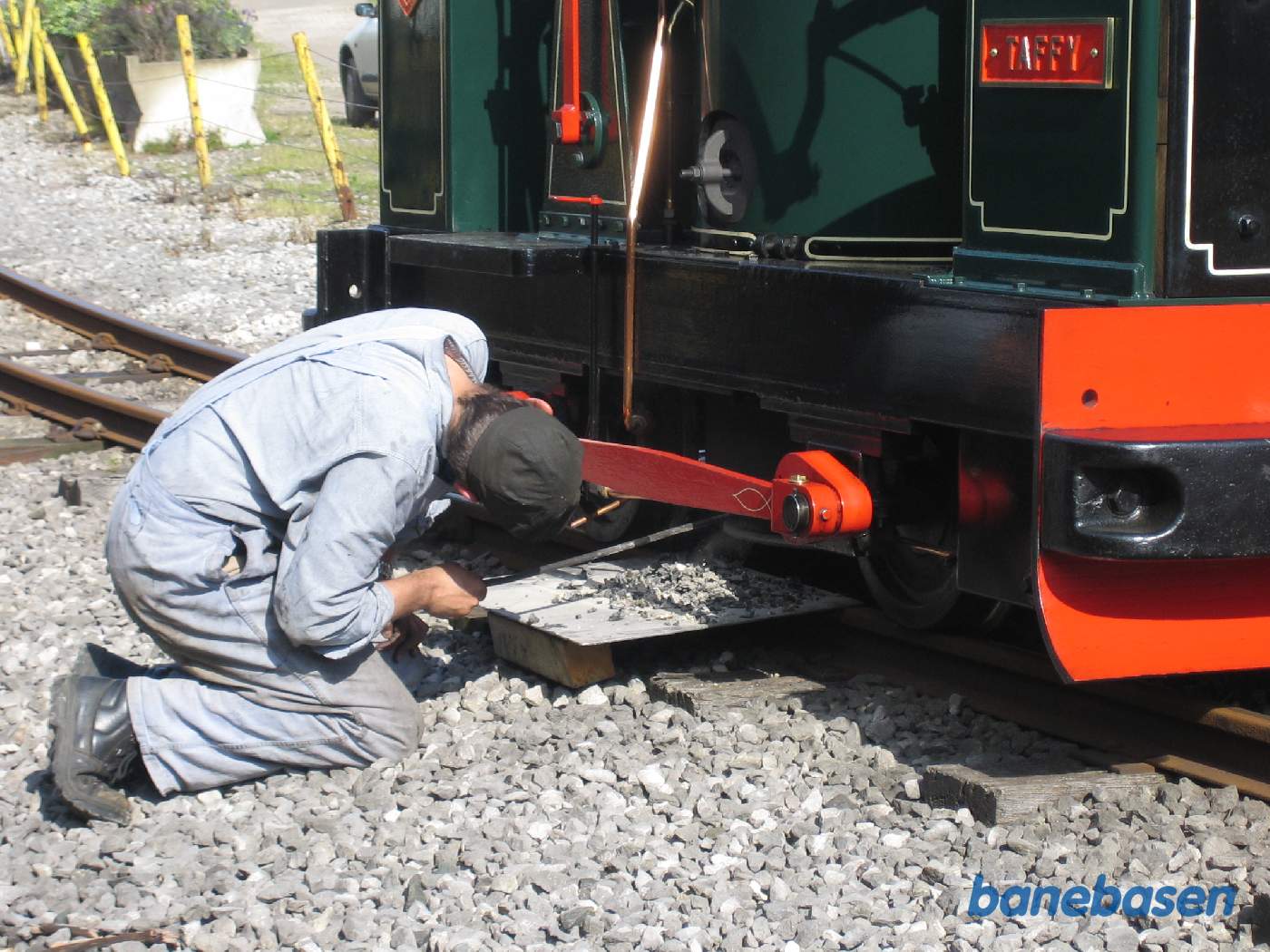 Askekassen renses inden lokomotivet flyttes