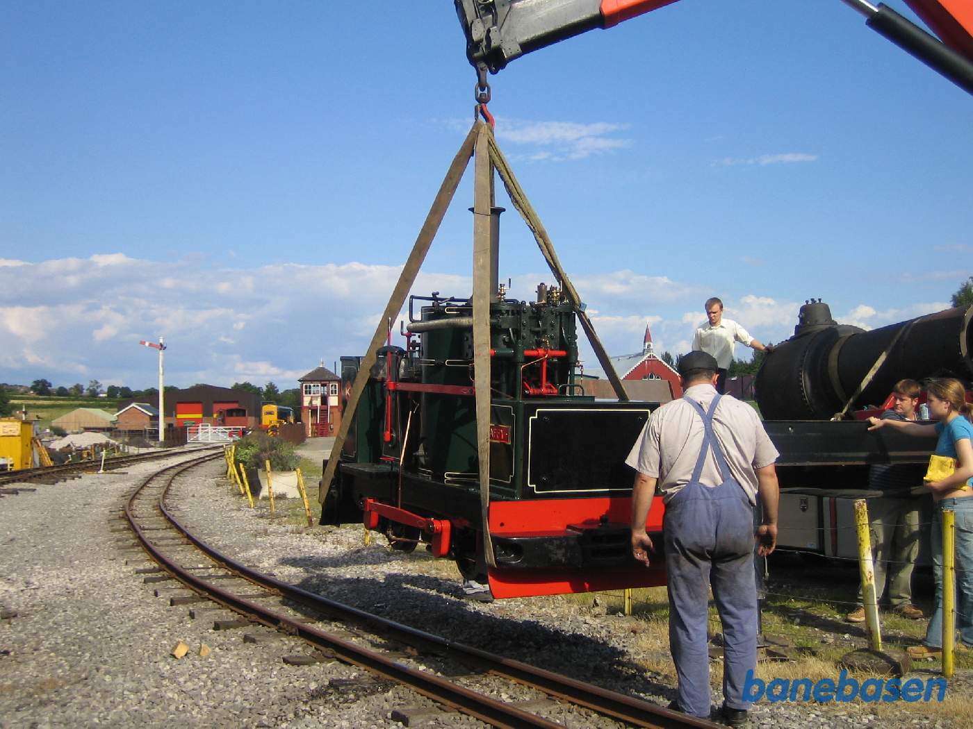 Lokomotivet løftes forsigtigt op