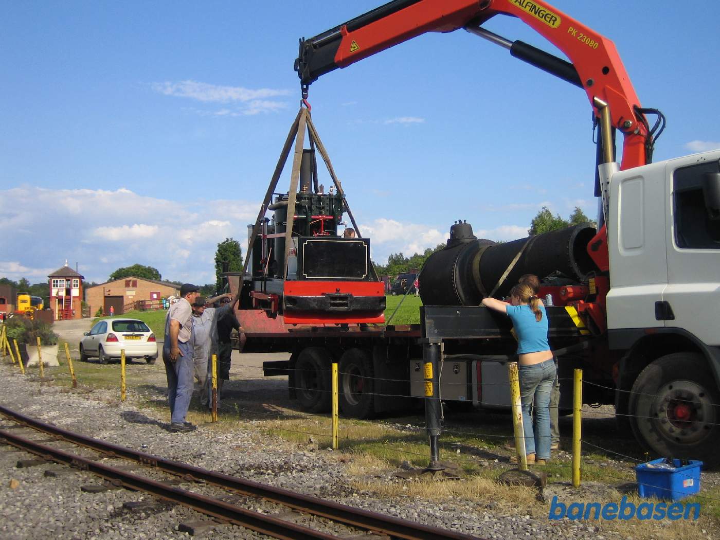 Lokomotivet svinges forsigtigt ind over lastbilen