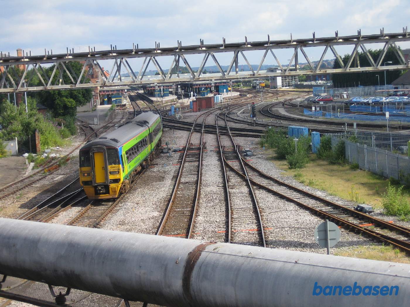 Et vue ud over hele stationsområdet. Et persontog på vej sydvest over