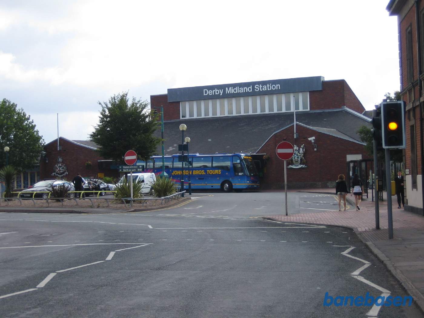 Indgangen til stationen set fra vejen