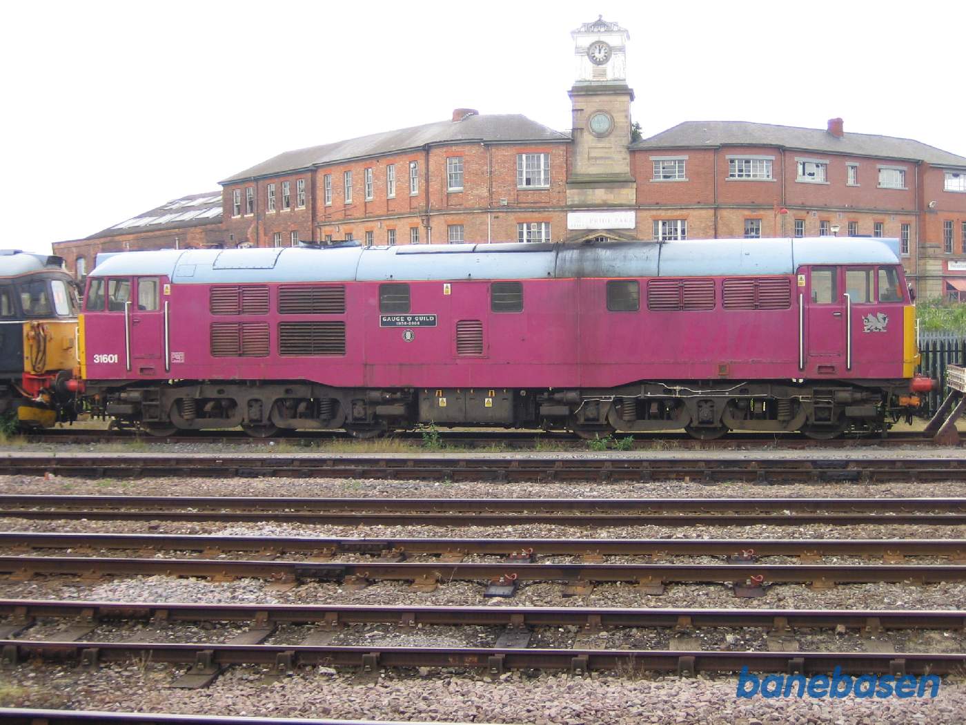 Et ældre diesellokomotiv set fra siden