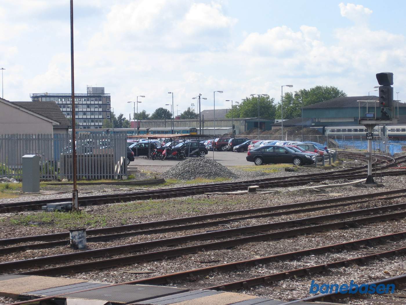 Et vue ud over stationsområdet. Det høje hus i baggrunden til venstre er Brunel House, hvor fotografen arbejdede for Atkins i efteråret 2002