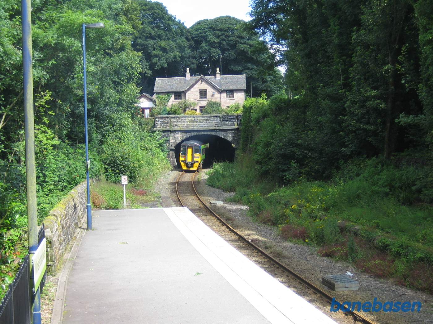 Persontoget kører videre nordpå ind under huset