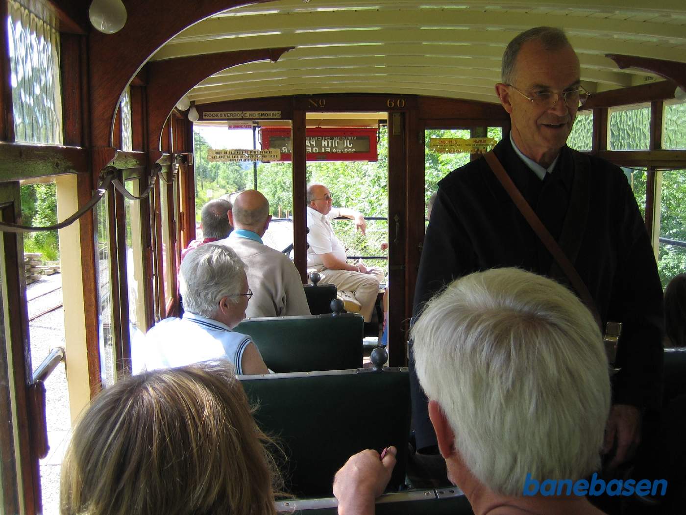 Konduktøren klipper billetter i sporvognen