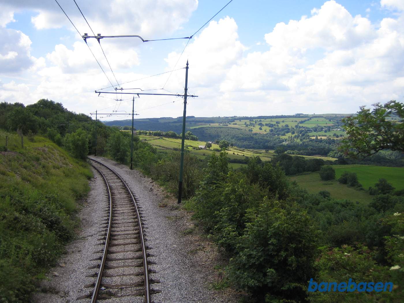 Sporvejen går ud af museumsbyen og ud på landet