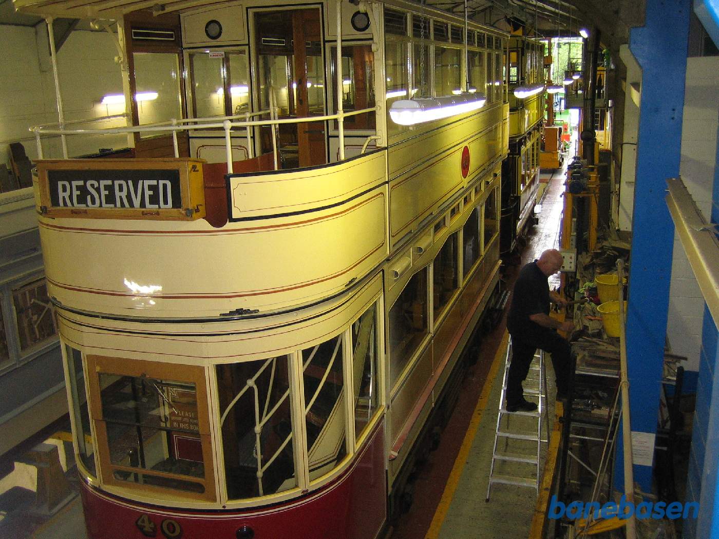 Inde i værkstedet restaureres og vedligeholdes sporvognene