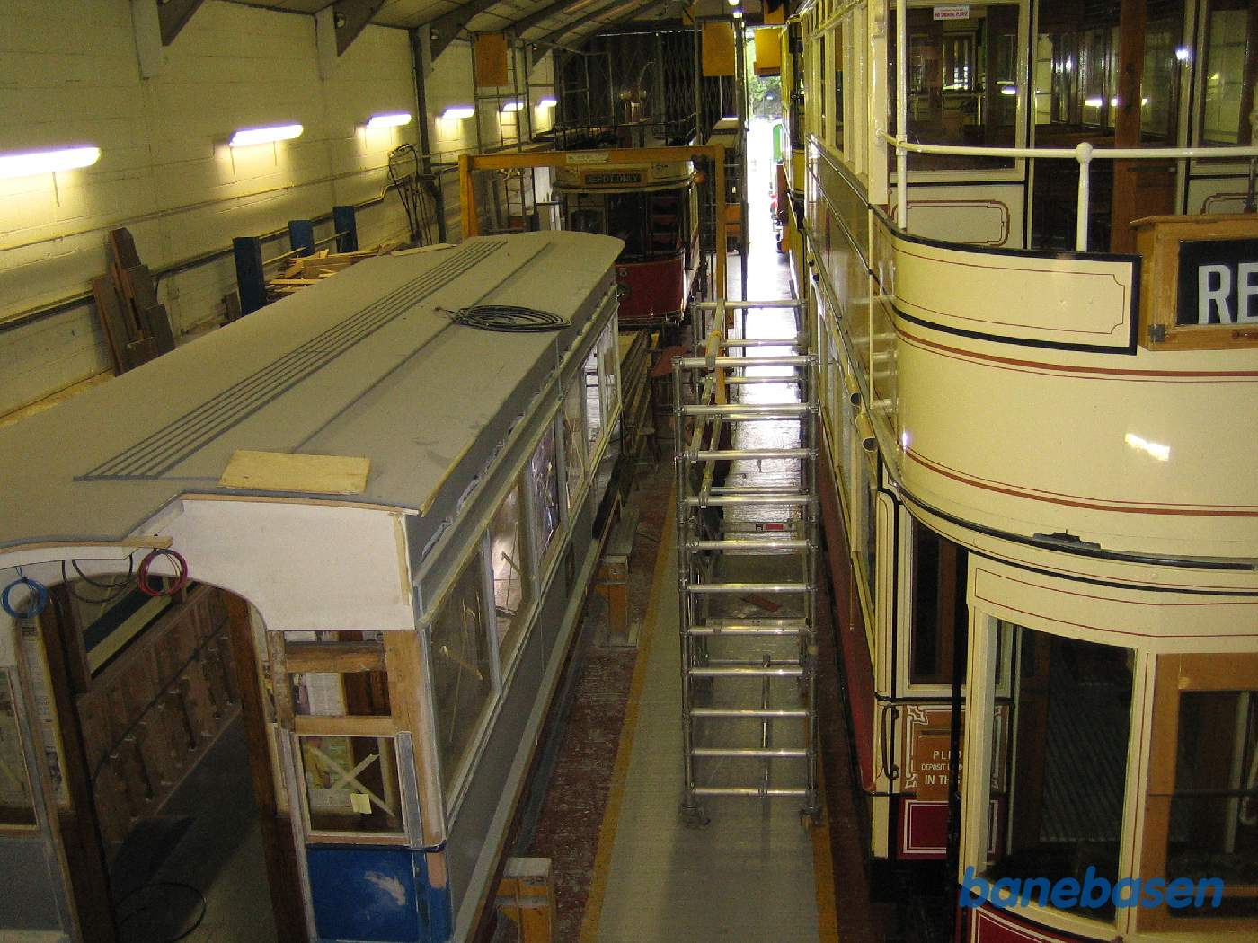 Inde i værkstedet restaureres og vedligeholdes sporvognene