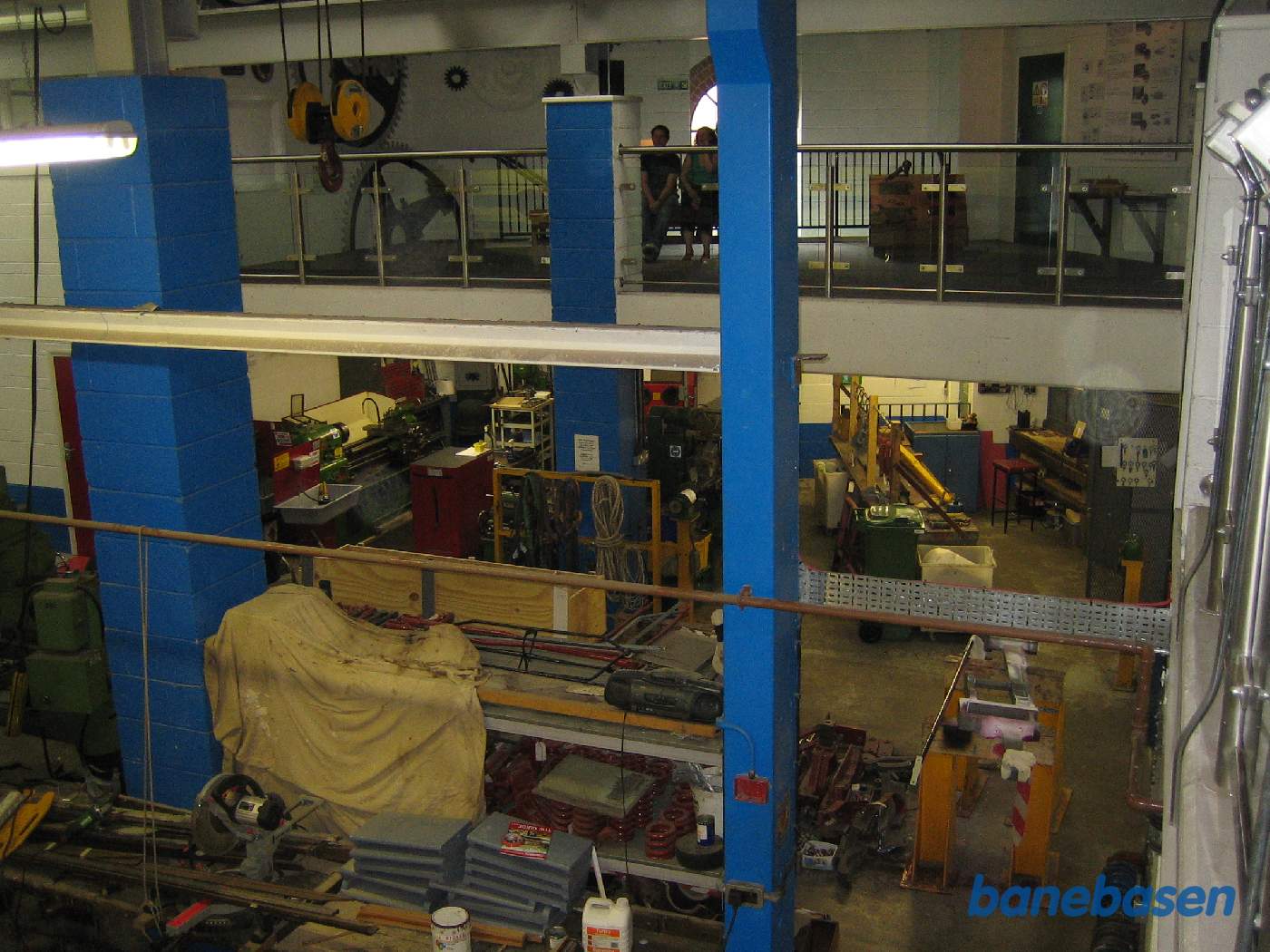 Inde i værkstedet restaureres og vedligeholdes sporvognene