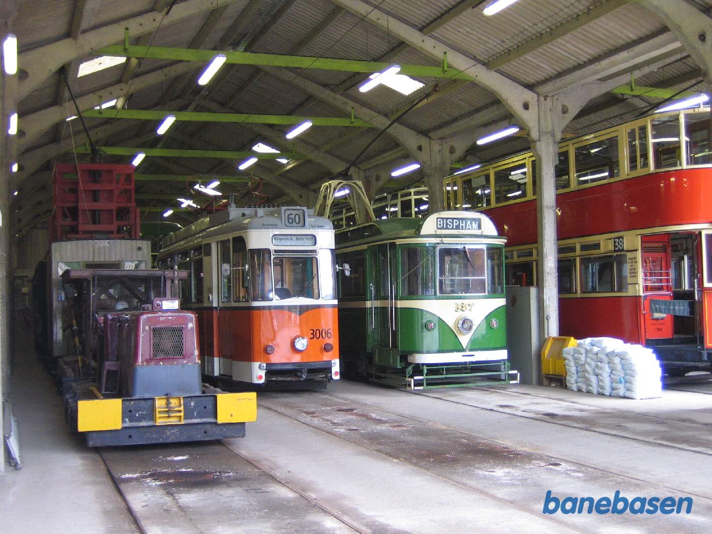 Udstilling af nogle af de vogne, der ikke er ude at køre