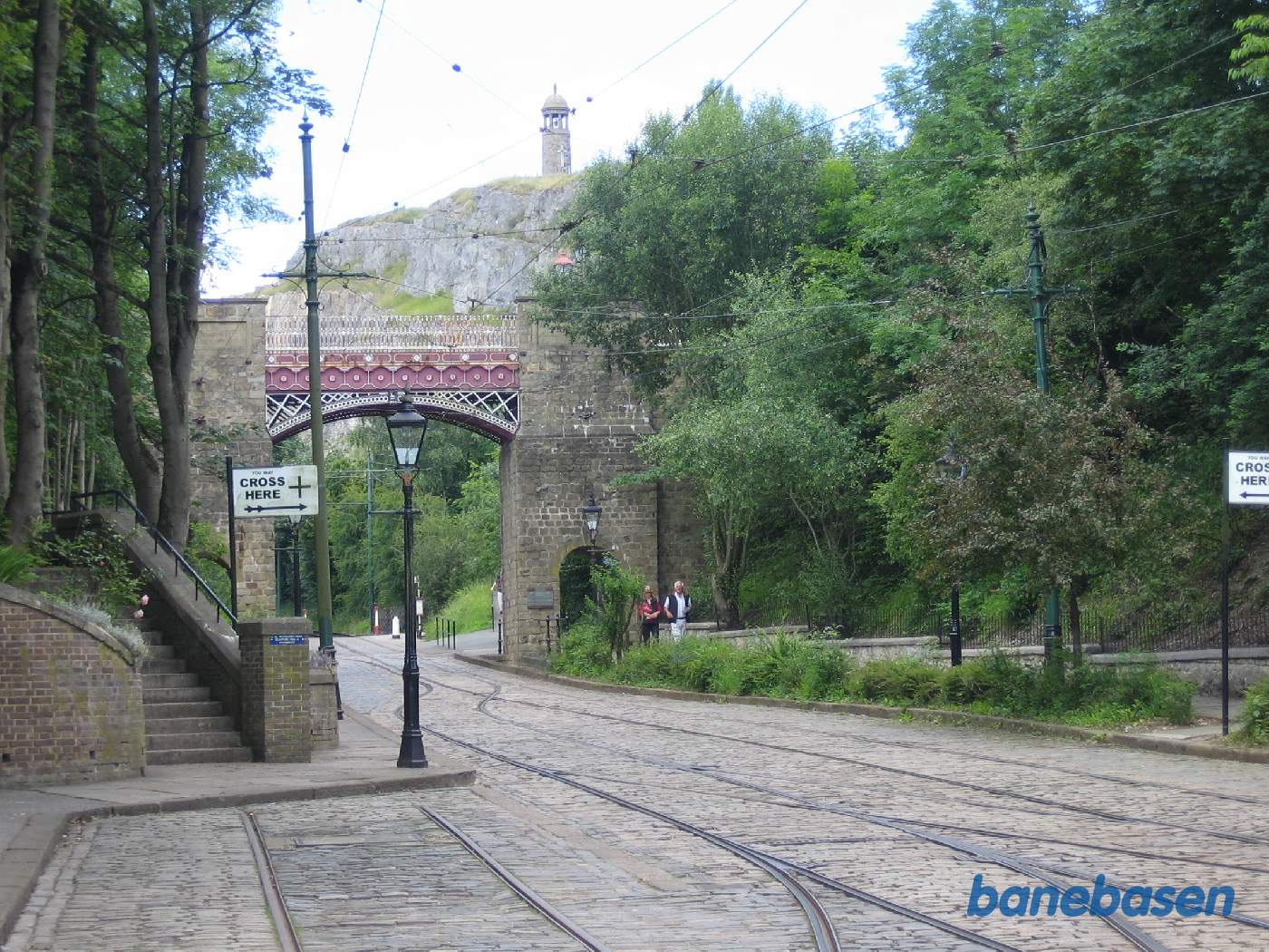 En flot bymur/bro danner rammen om museet