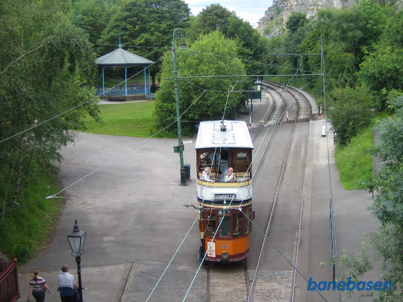 Udsigten oppe fra broen ned over strækningen der går ud af museet. En sporvogn på vej ud på landet