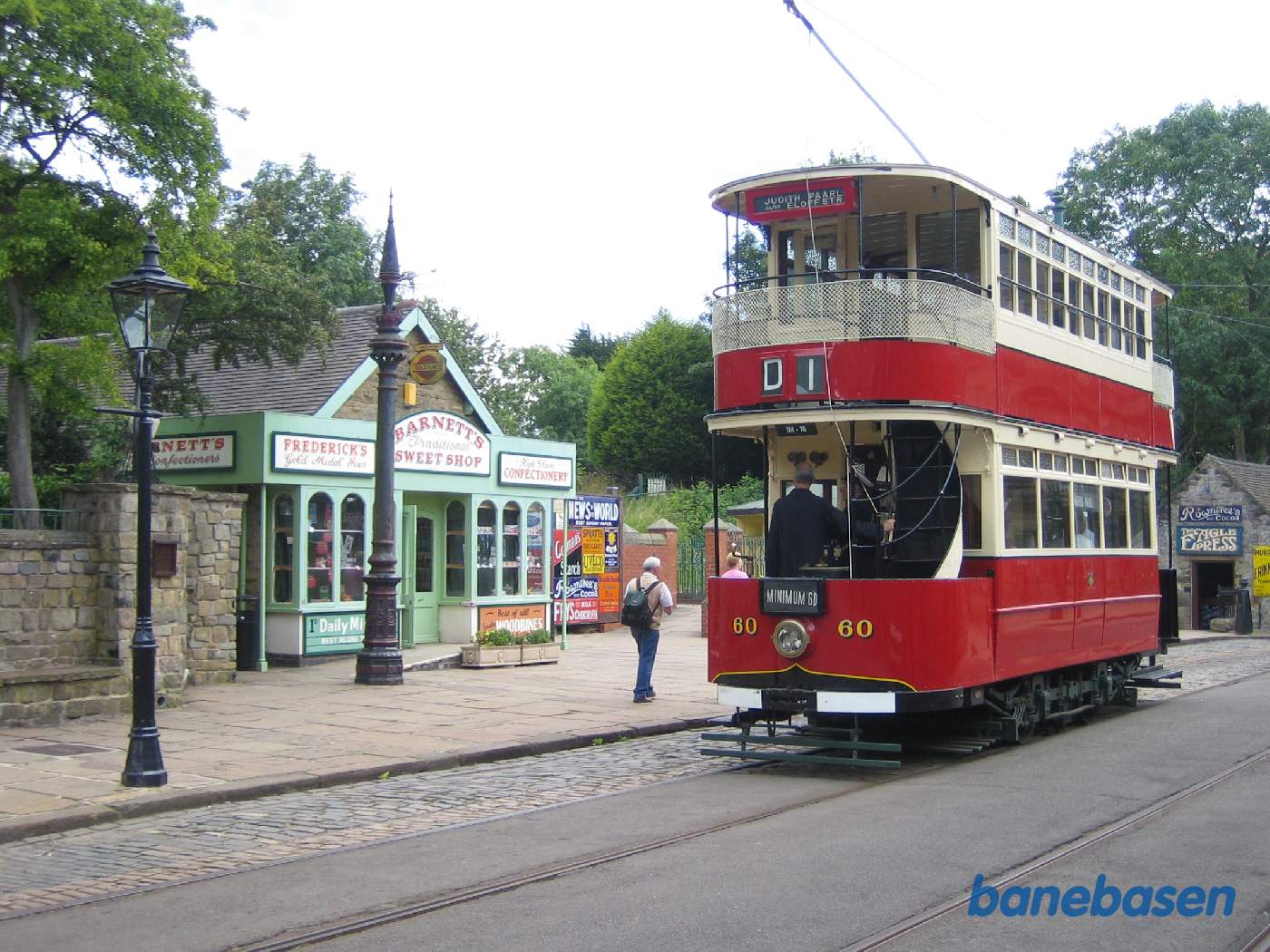 Dobbeltdækker sporvogn i museumsgaden, utrolig flot lavet
