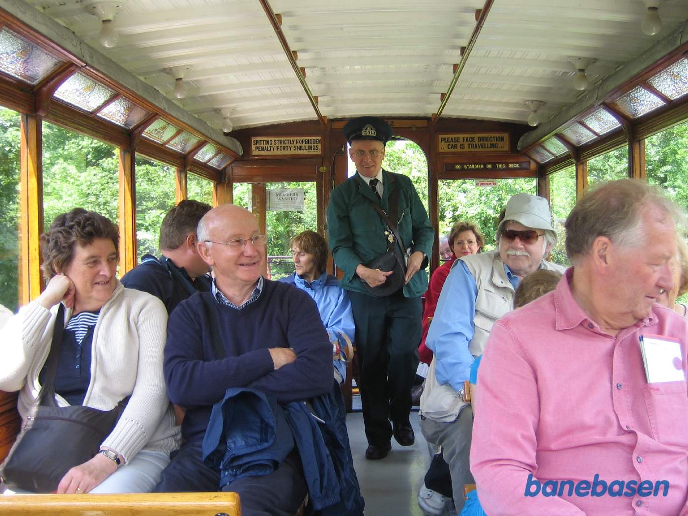 Konduktøren klipper billetter i sporvognen