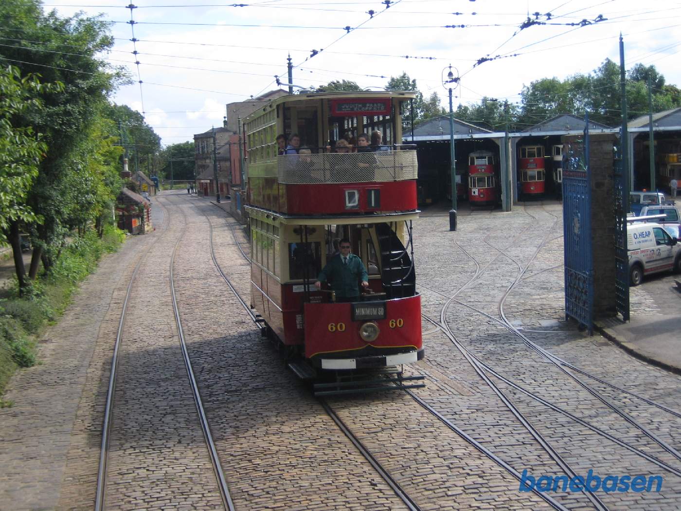 Vi passerer en sporvogn der er på vej på landet