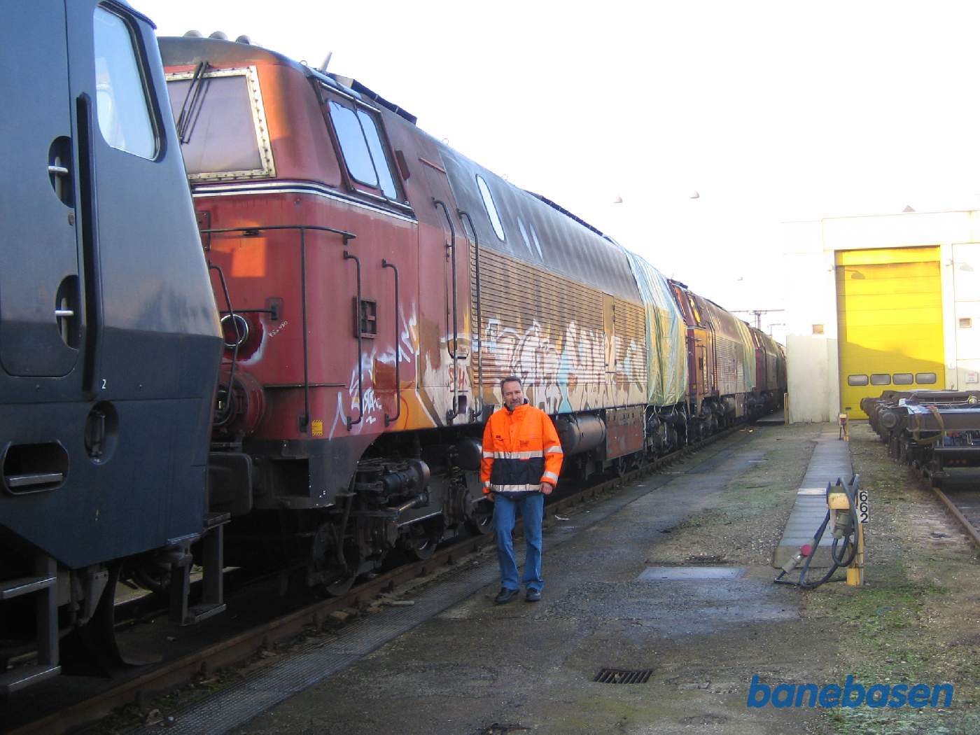 ME 1537 med de 5 tilkoblede MZ lokomotiver klar i "Askekassen" på Mgb