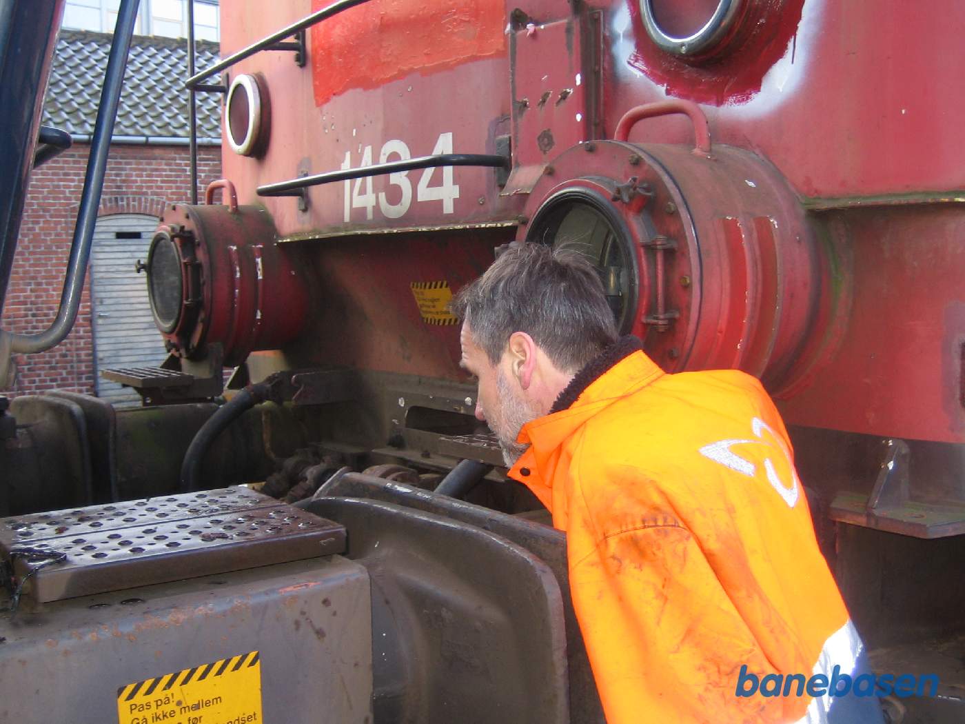 ME 1537 med de 5 tilkoblede MZ lokomotiver klar i "Askekassen" på Mgb. Projektlederen tjekker sammenkoblingen med ME