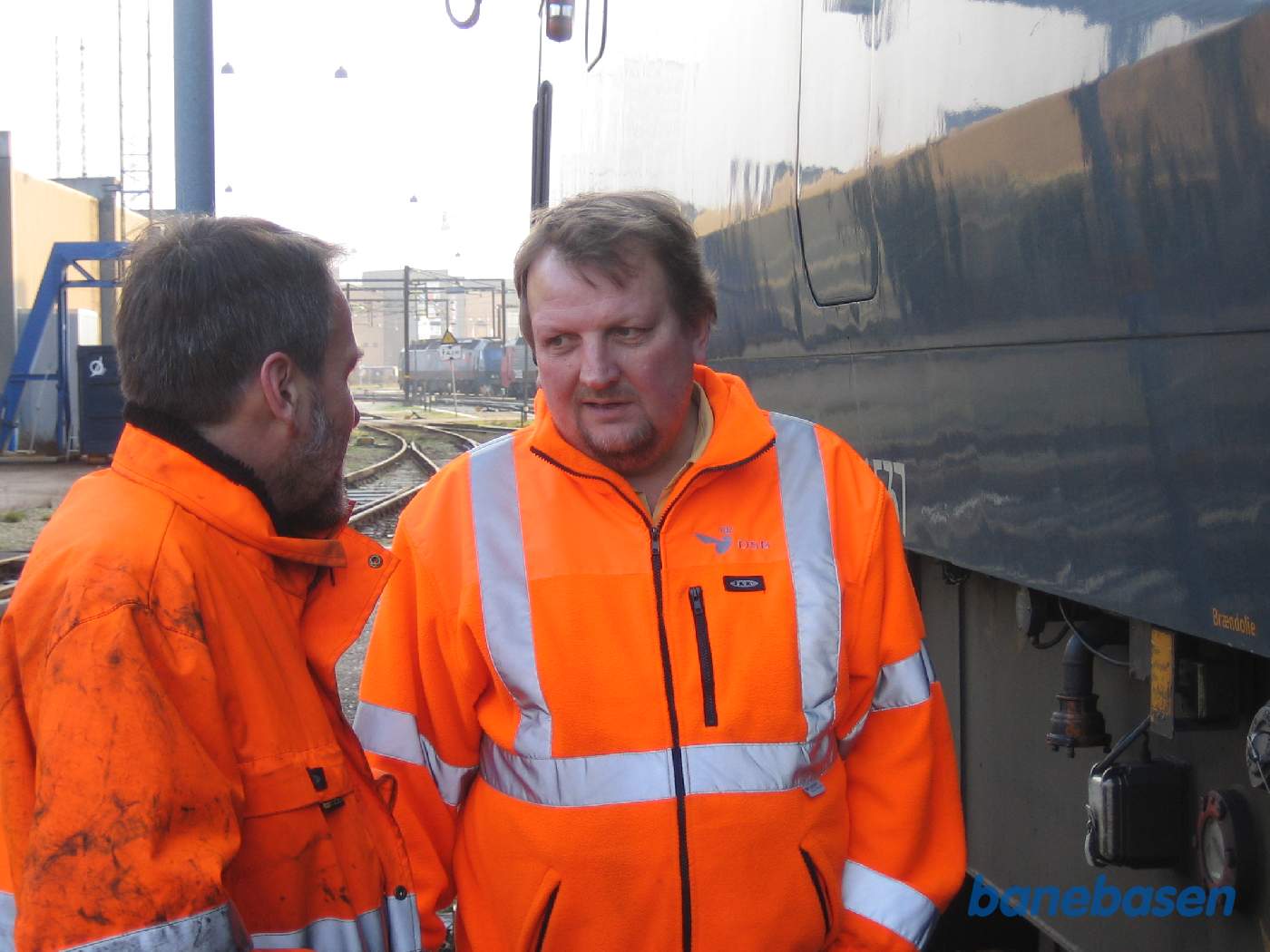 Projektlederen får en snak med værkstedschefen Projektlederen får en snak med værkstedschefen