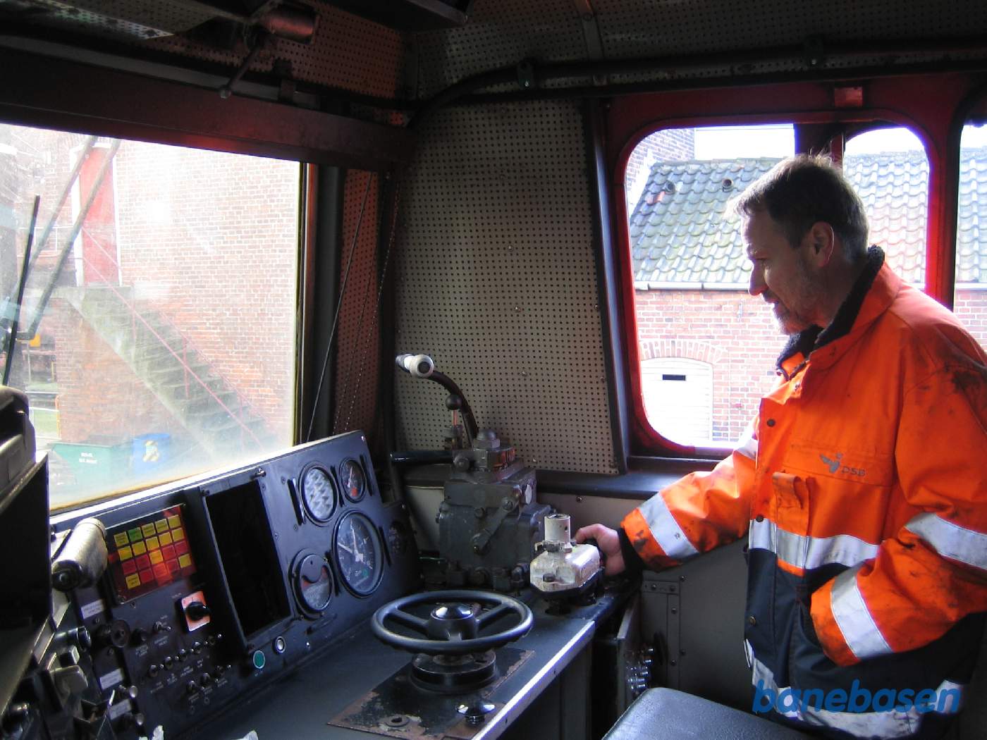 Projektlederen tjekker at bremsen er i orden i et af MZ Projektlederen tjekker at bremsen er i orden i et af MZ