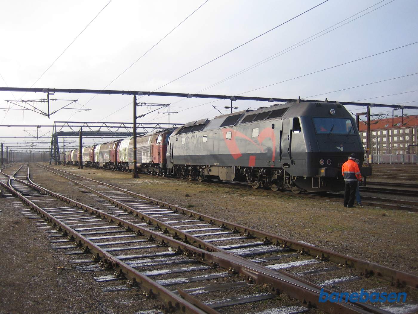 Så holder hele toget med lokomotiver oppe på godsbanegårdens ankomst rist