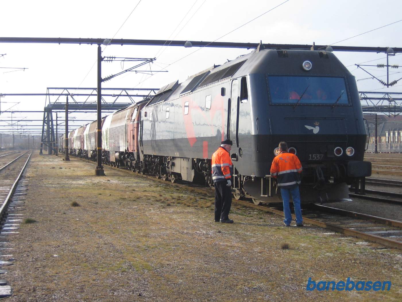 Så holder hele toget med lokomotiver oppe på godsbanegårdens ankomst rist