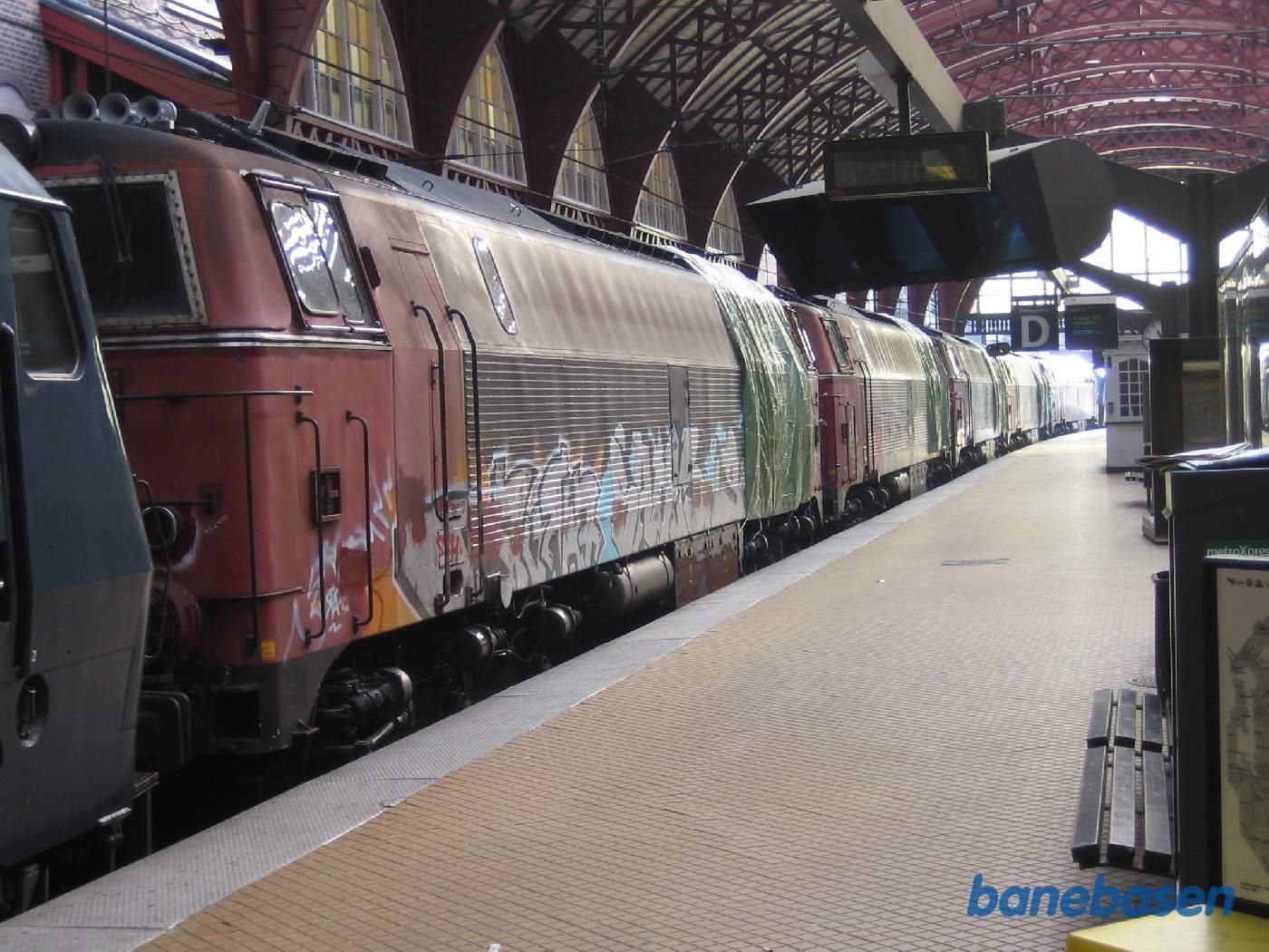 Hele lokomotivtoget på København H spor 1