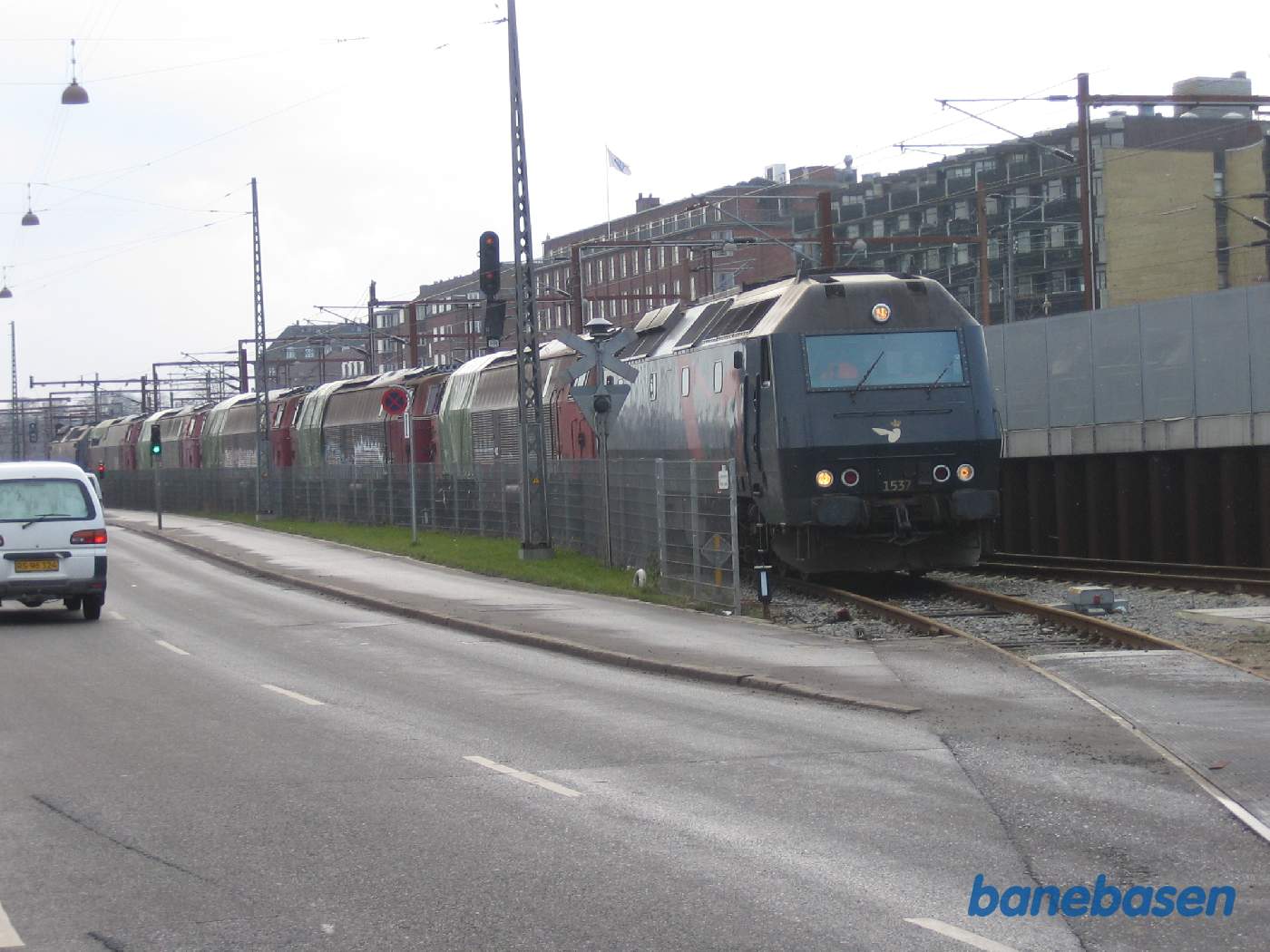 Toget holder og venter på at blive rangeret over Kalkbrænderihavnsgade