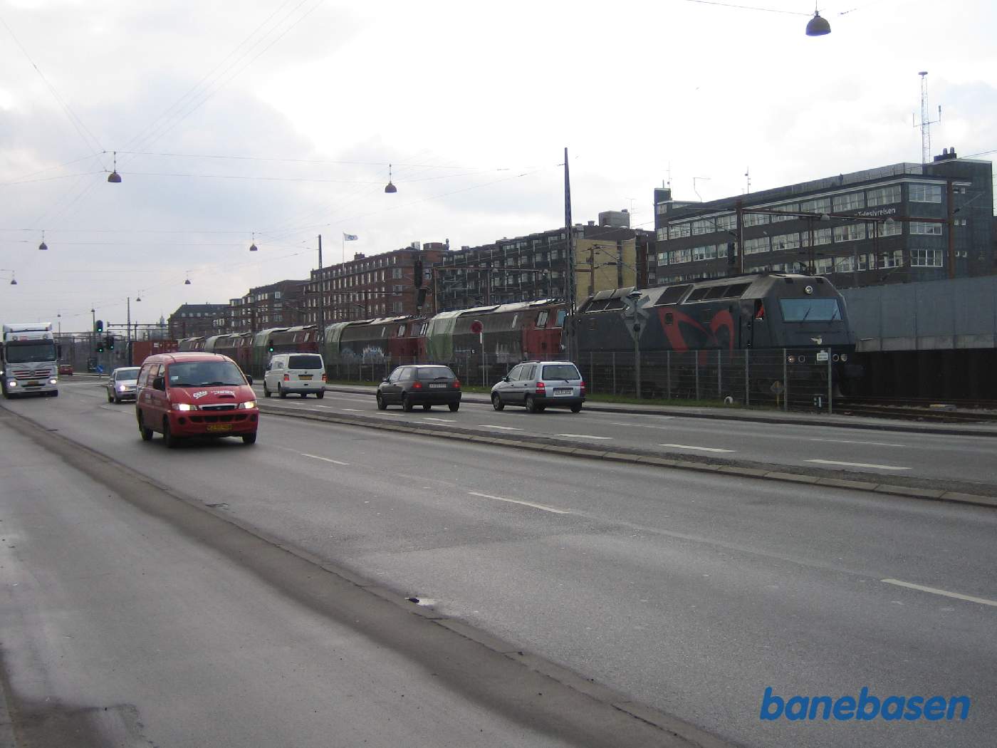 Toget holder og venter på at blive rangeret over Kalkbrænderihavnsgade