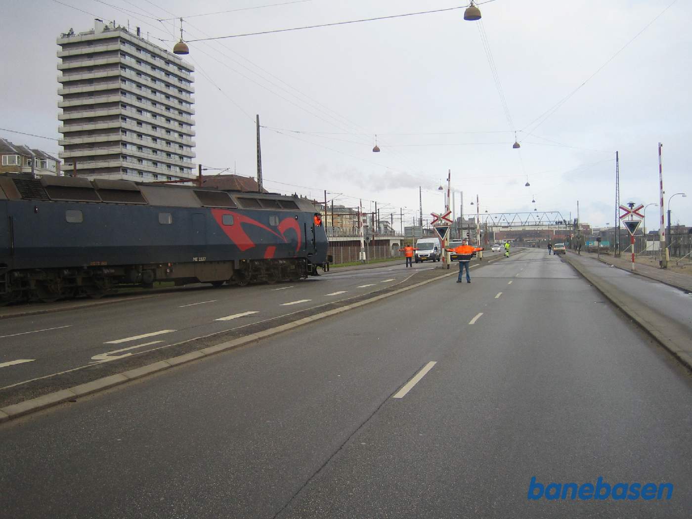 Toget er ved at blive rangeret over Kalkbrænderihavnsgade og ind i Frihavnen