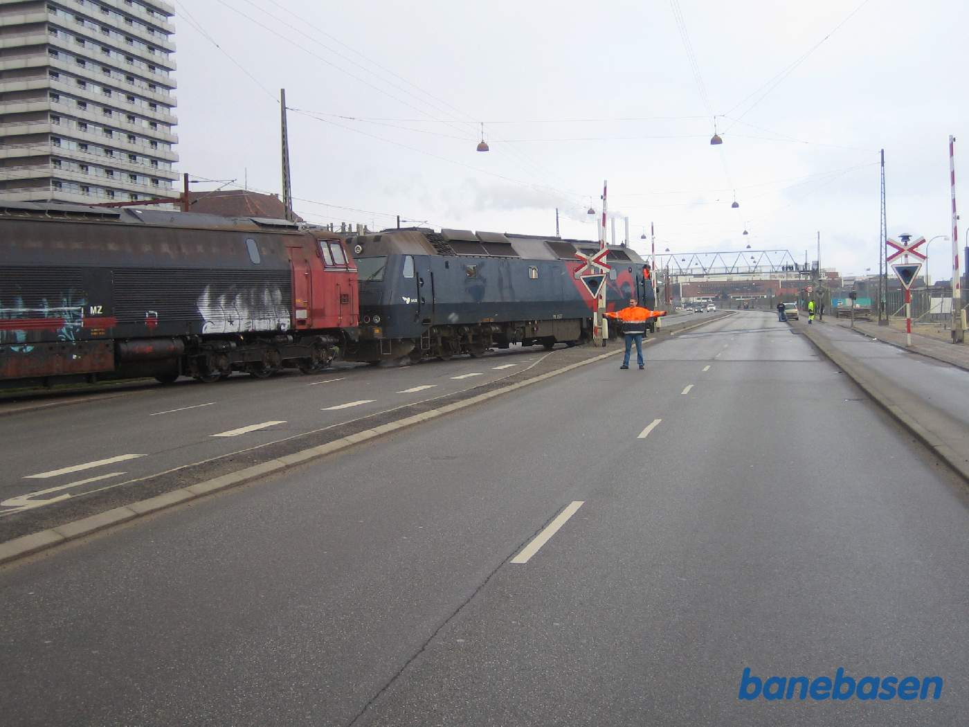 Toget er ved at blive rangeret over Kalkbrænderihavnsgade og ind i Frihavnen Toget er ved at blive rangeret over Kalkbrænderihavnsgade og ind i Frihavnen