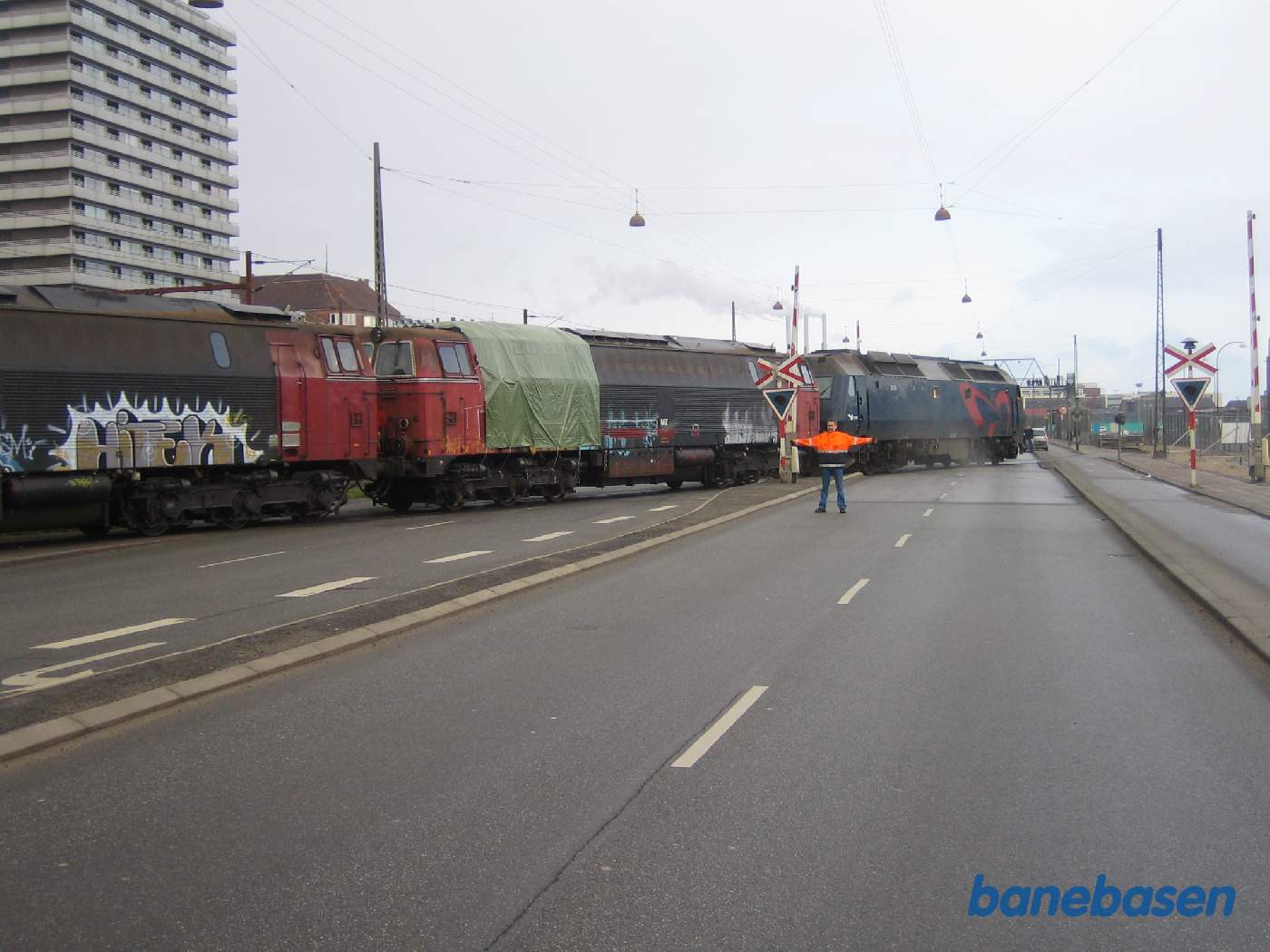 Toget er ved at blive rangeret over Kalkbrænderihavnsgade og ind i Frihavnen