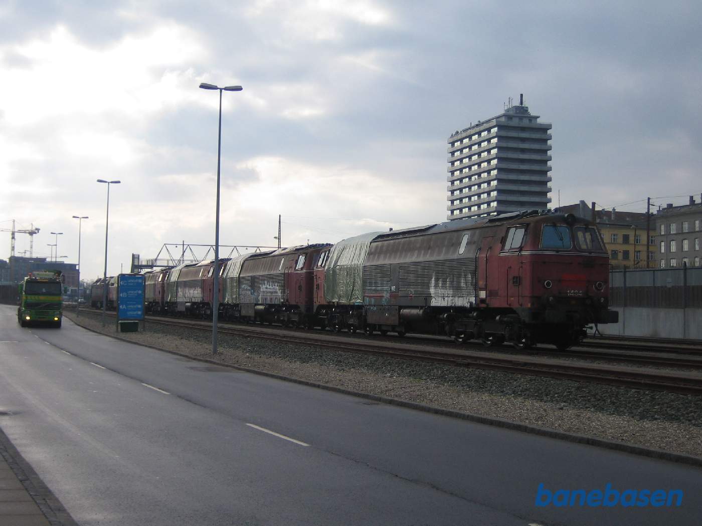 ME 1537 koblet af og kørt væk, så ME 1513, der var koblet i bagenden, kan skubbe de 5 MZ