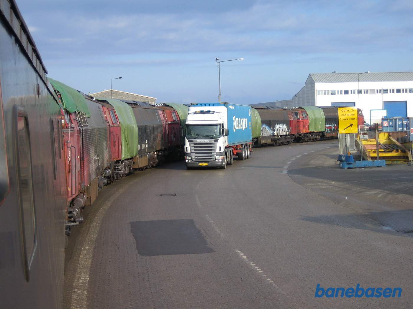 Udsigten fra ME 1513 der skubber lokomotiverne ud gennem frihavnen