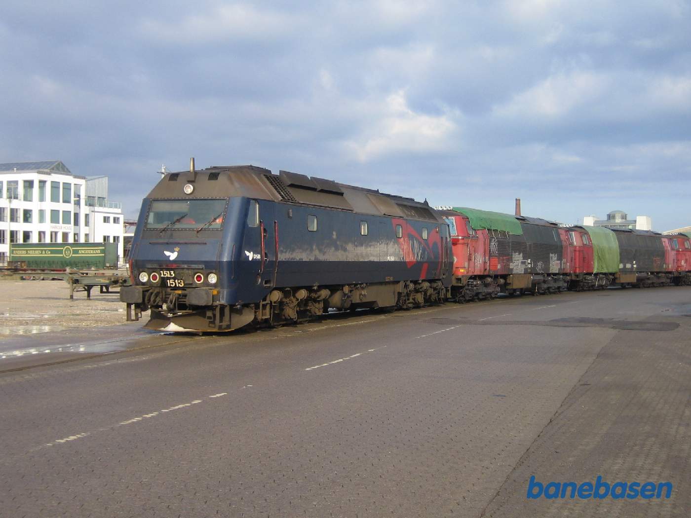 ME 1513 skubber lokomotiverne ud gennem frihavnen, et sted mellem Nordhavn og Levantkaj i containerhavnen