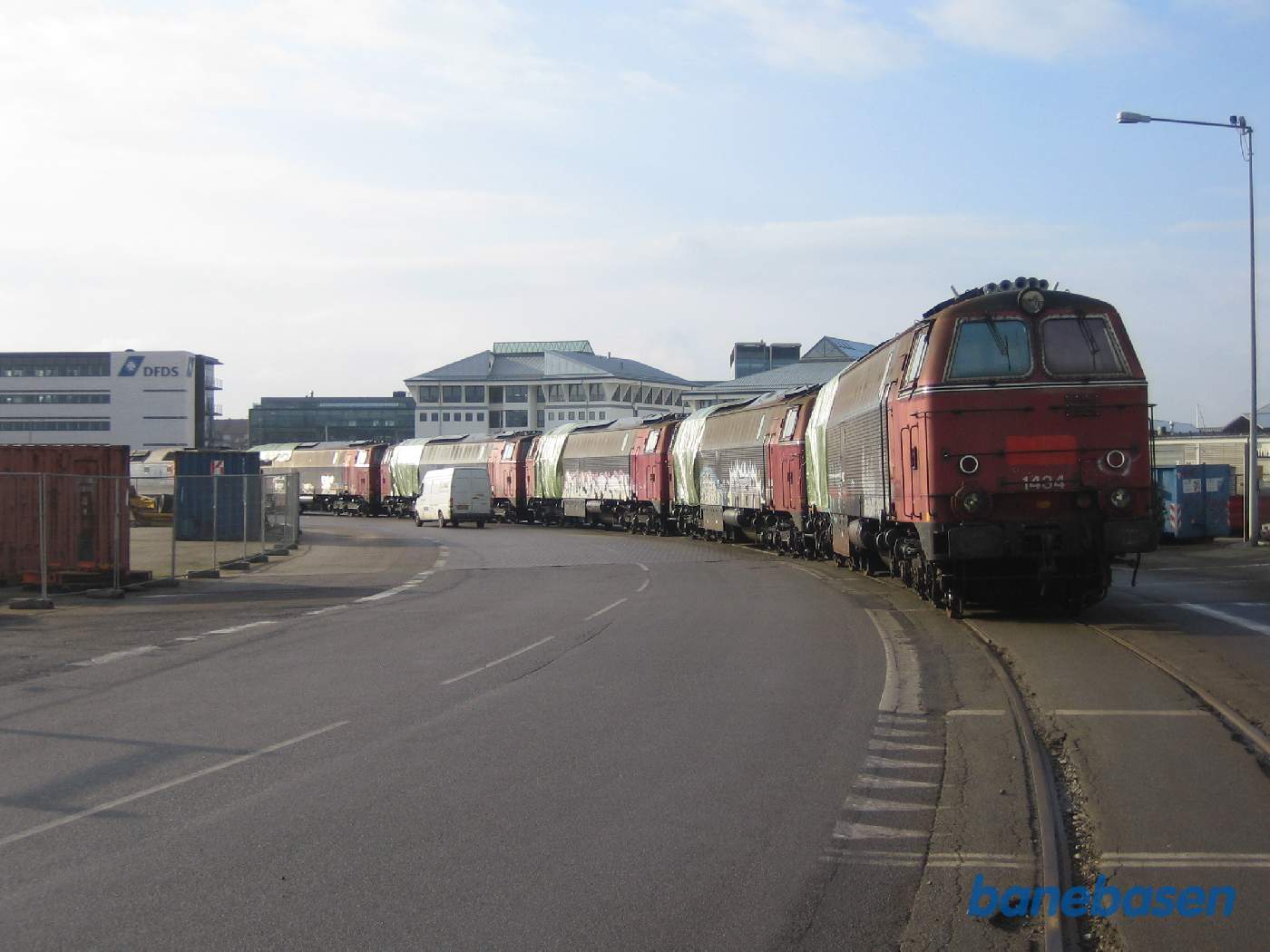 ME 1513 skubber lokomotiverne ud gennem frihavnen, et sted mellem Nordhavn og Levantkaj i containerhavnen