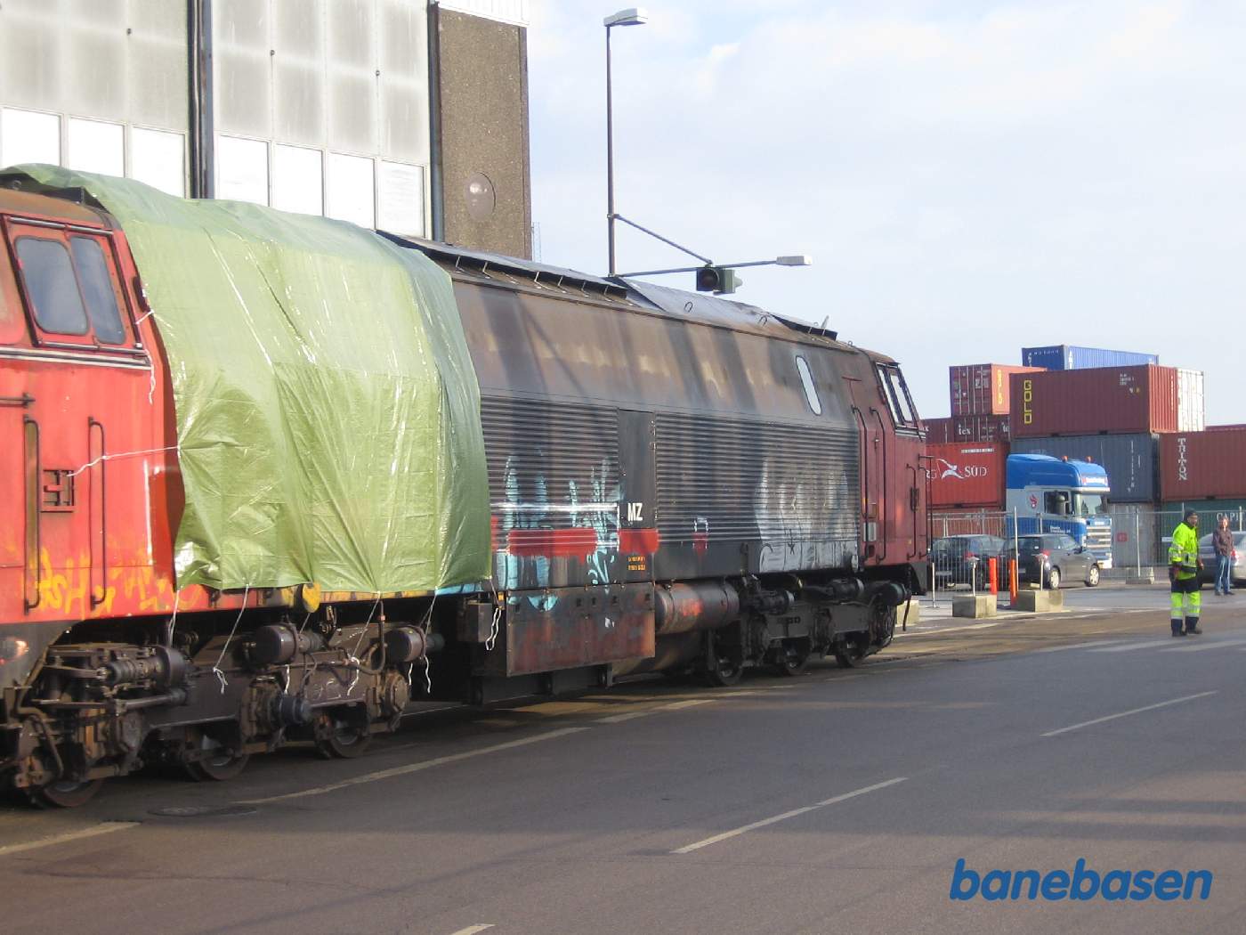 ME 1513 skubber lokomotiverne ud gennem frihavnen, et sted mellem Nordhavn og Levantkaj i containerhavnen