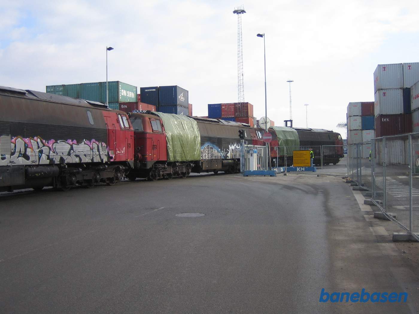 Kort efter kommer de næste lokomotiver gennem gitterporten Kort efter kommer de næste lokomotiver gennem gitterporten